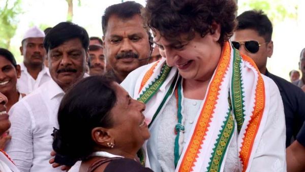 ಇಂದಿರಾ ಗಾಂಧಿ ಪ್ರತಿರೂಪದಂತಿದ್ದೀರಿ ಎಂದ ಮಹಿಳೆಯನ್ನು ತಬ್ಬಿದ ಪ್ರಿಯಾಂಕ ಗಾಂಧಿ