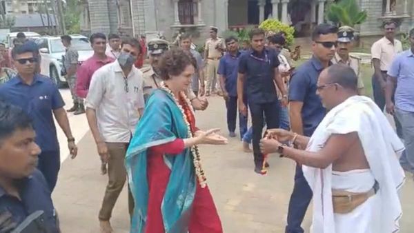 ಚುನಾವಣಾ ಪ್ರಚಾರಕ್ಕೂ ಮೊದಲು ಶೃಂಗೇರಿ ಶಾರದಾಂಬೆ ದರ್ಶನ ಪಡೆದ ಪ್ರಿಯಾಂಕಾ ಗಾಂಧಿ