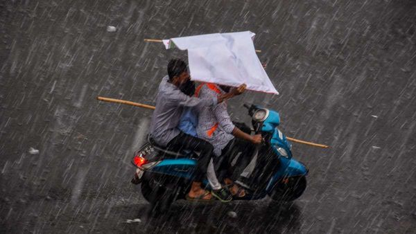Bengaluru Rains: ಶುಕ್ರವಾರ ಸಂಜೆ ಬೆಂಗಳೂರಿನ ಕೆಲವೆಡೆ ಮಳೆ- ಬಿಸಿಲಿನ ತಾಪಕ್ಕೆ ಪರಿಹಾರ ಸಾಧ್ಯತೆ