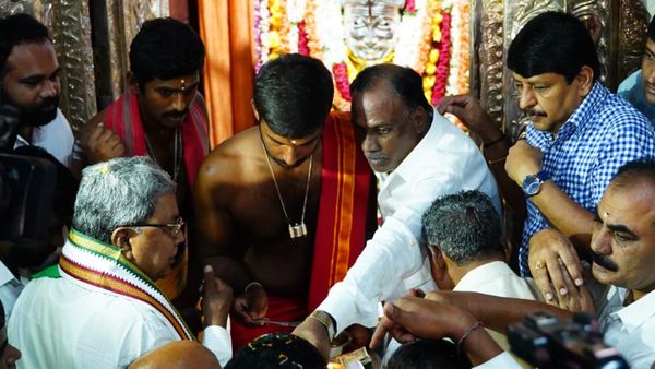 ಶ್ರೀರಾಮನ ಮೊರೆ ಹೋದ ಸಿದ್ಧರಾಮಯ್ಯ: ನಾಮಪತ್ರ ಸಲ್ಲಿಕೆಗೆ ಮುನ್ನ ಹುಟ್ಟೂರಿನಲ್ಲಿ ದೇವಸ್ಥಾನಕ್ಕೆ ಭೇಟಿ