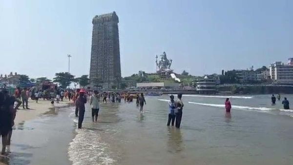 ಉತ್ತರ ಕನ್ನಡಲ್ಲಿ ಬೇಸಿಗೆ ರಜೆ ಮಸ್ತಿ: ಬಿಸಿಲ ಧಗೆ ನಡುವೆಯೂ ಬೀಚ್‌ನಲ್ಲಿ ಮಸ್ತ್‌ ಮಜಾ