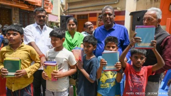 ಬೆಂಗಳೂರಿನಲ್ಲಿ ಮಕ್ಕಳಿಗೆ ಪುಸ್ತಕಗಳನ್ನು ವಿತರಿಸಿ ಗಮನ ಸೆಳೆದ ವೀರಪ್ಪನ್ ಮಗಳು