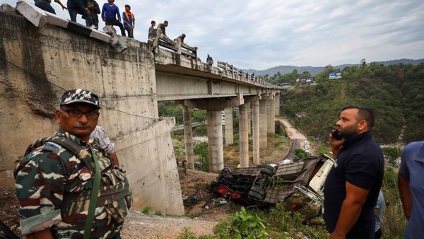 Breaking: ಅಮೃತಸರದಿಂದ ಕತ್ರಾಕ್ಕೆ ತೆರಳುತ್ತಿದ್ದ ಬಸ್ ಕಂದರಕ್ಕೆ ಬಿದ್ದು ಎಂಟು ಸಾವು