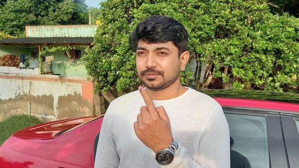 Karnataka election 2023: ಮೂಡ್ಲುಪುರ ಗ್ರಾಮದಲ್ಲಿ ಮತ ಚಲಾವಣೆ ಮಾಡಿದ ಕೆಂಡಸಂಪಿಗೆ ಚಿತ್ರದ ನಟ