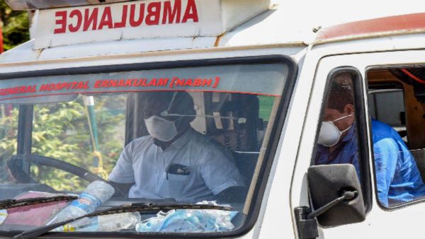 ಆಂಬ್ಯುಲೆನ್ಸ್ ನಿರಾಕರಿಸಿದ ಸರ್ಕಾರಿ ಆಸ್ಪತ್ರೆ: ಮಗಳ ಮೃತದೇಹ ಬೈಕ್ ಮೇಲೆ ಸಾಗಿಸಿದ ತಂದೆ