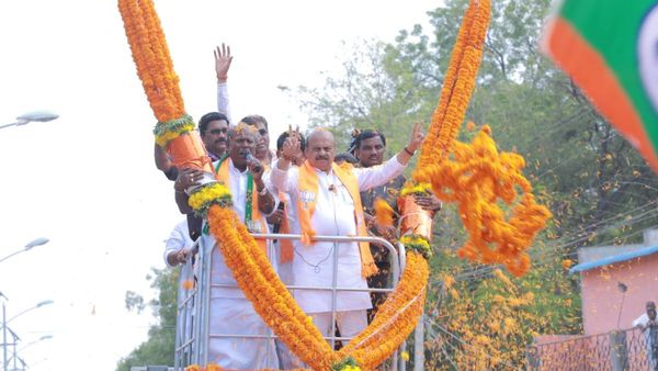 ಎಲೆಕ್ಷನ್‌ ಎಫೆಕ್ಟ್‌: ಹೂವಿನ ಹಾರಗಳಿಗೆ ಸಖತ್ ಡಿಮ್ಯಾಂಡ್‌! ವ್ಯಾಪಾರಿಗಳು ಫುಲ್ ಖುಷ್‌