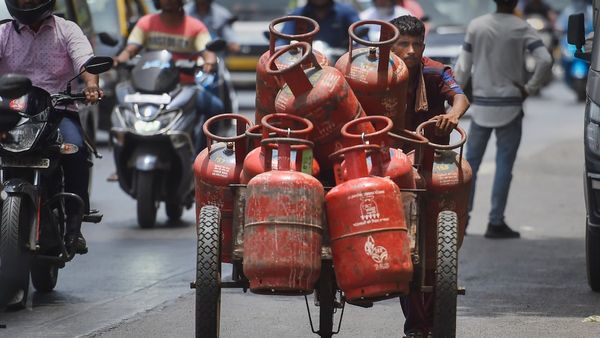 ಮತಕೇಂದ್ರದ ಬಳಿಯೇ ಎಲ್‌ಪಿಜಿ ಸಿಲಿಂಡರ್‌ಗೆ ಹಾರ ಹಾಕಿ, ಪೂಜೆ ಮಾಡಿ ಮತದಾನಕ್ಕೆ ತೆರಳಿದ ಬೆಂಗಳೂರು ಯುವತಿಯರು