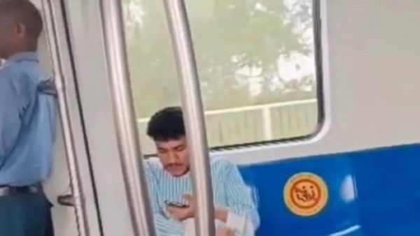 ಚೀ... ಚೀ... ಎಂಥಾ ಅಸಹ್ಯ! ಮೆಟ್ರೋದಲ್ಲಿ ಹೀಗೆ ಮಾಡಿದ ಈ ವ್ಯಕ್ತಿ ಕಂಡು ಬಂದರೆ ಈ ನಂಬರ್‌ಗೆ ಕರೆ ಮಾಡಿ...