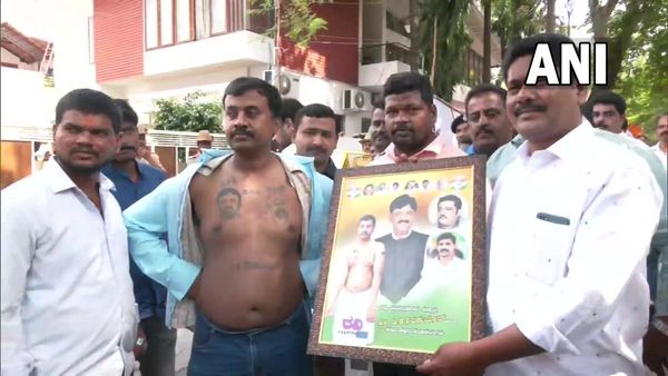 DKS Tattoo On Chest: ಡಿಕೆ ಶಿವಕುಮಾರ್ ಚಿತ್ರವನ್ನೇ ಎದೆ ಮೇಲೆ ಅಚ್ಚೆ ಹಾಕಿಸಿಕೊಂಡ ಅಭಿಮಾನಿ