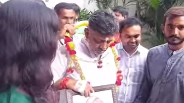 ರಕ್ತದಲ್ಲಿ ಡಿಕೆ ಶಿವಕುಮಾರ್ ಚಿತ್ರ ಬಿಡಿಸಿ ಹುಟ್ಟುಹಬ್ಬದ ಶುಭಕೋರಿದ ಅಭಿಮಾನಿ