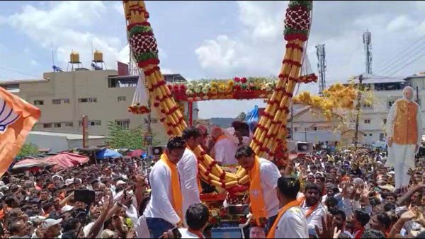 B.S.Yediyurappa: ಸಕಲೇಶಪುರದಲ್ಲಿ ಬಿಜೆಪಿ ಅಭ್ಯರ್ಥಿ ಪರ ಬಿಎಸ್‌ವೈಗೆ ಮುನ್ನೂರು ಕೆ.ಜಿ. ತೂಕದ ಹಾರ ಹಾಕಿದ ಅಭಿಮಾನಿಗಳು