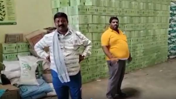  ಹಾಸನ: 2,000 ರೂ. ಏಕೆ ತೆಗೆದುಕೊಳ್ತಿಲ್ಲ ಎಂದಿದ್ದಕ್ಕೆ ರೈತನ ಮೇಲೆ ಹಲ್ಲೆಗೆ ಮುಂದಾದ ರಸಗೊಬ್ಬರ ಅಂಗಡಿ ಕ್ಯಾಷಿಯರ್
