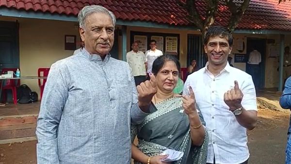 ಹುಬ್ಬಳ್ಳಿಯಲ್ಲಿ ಕುಟುಂಬಸ್ಥರ ಜೊತೆ ಬಂದು ಮತ ಚಲಾಯಿಸಿದ ಬಸವರಾಜ ಹೊರಟ್ಟಿ