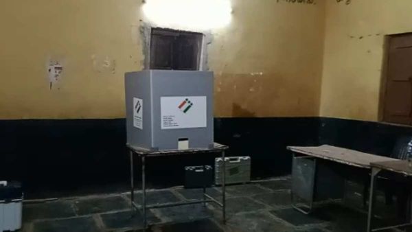 ಕುಂದಗೋಳದಲ್ಲಿ ಭಾರೀ ಮಳೆ: ಮತದಾನಕ್ಕೂ ಮೊದಲೇ ಸೋರುತಿದೆ ಮತಗಟ್ಟೆ