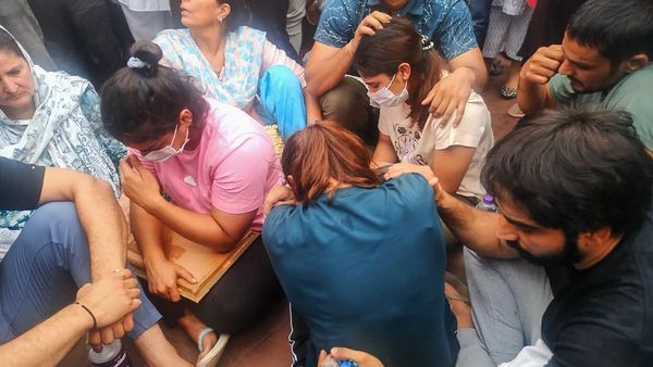 ಗಂಗಾ ನದಿಯಲ್ಲಿ ಒಲಂಪಿಕ್ಸ್‌ ಪದಕ ಮುಳುಗಿಸಲು ಬಂದ ಕುಸ್ತಿಪಟುಗಳು: ಭಾರತದ ಇತಿಹಾಸದಲ್ಲೇ ಅತ್ಯಂತ ಕರಾಳ ದಿನವೆಂದ ನೆಟ್ಟಿಗರು