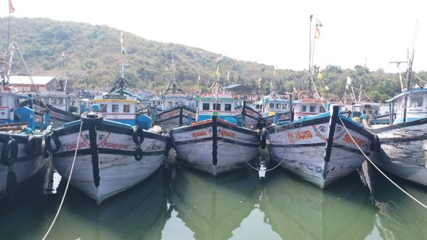 ಕಾರವಾರ: 2 ತಿಂಗಳು ಆಳ ಸಮುದ್ರ ಮೀನುಗಾರಿಕೆ ಸಂಪೂರ್ಣ ನಿಷೇಧ, ಊರು ಸೇರಿದ ಕಾರ್ಮಿಕರು