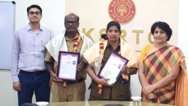 KSRTC ಬಸ್ಸಿನಲ್ಲಿ ಹೆರಿಗೆ ಮಾಡಿಸಿ ತಾಯಿ-ಮಗು ಜೀವ ರಕ್ಷಿಸಿದ ಸಿಬ್ಬಂದಿಗೆ ನಗದು ಬಹುಮಾನ, ಅಭಿನಂದನೆ
