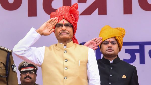 ಸಿಎಂ ಶಿವರಾಜ್ ಸಿಂಗ್ ಚೌಹಾಣ್ ಇದ್ದ ವೇದಿಕೆಗೆ ಮಗುವನ್ನು ಎಸೆದ ಕಾರ್ಮಿಕ: ನೋವಿನ ಕಥೆಯಿದು