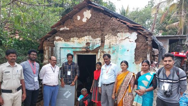 Vote From Home: ಮನೆಯಿಂದ ಮತ ಹಾಕಿದ 104 ವರ್ಷದ ವೃದ್ಧೆ; ಫೋಟೋ ವೈರಲ್