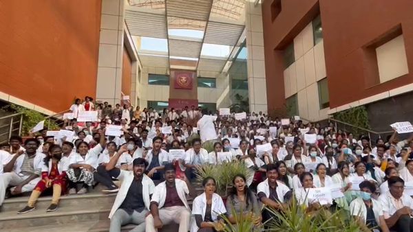 ಬೆಂಗಳೂರು ESI ವೈದ್ಯಕೀಯ ಕಾಲೇಜು ಪ್ರಾಧ್ಯಾಪಕರ ವರ್ಗಾವಣೆ; ವೈದ್ಯಕೀಯ ವಿದ್ಯಾರ್ಥಿಗಳ ಪ್ರತಿಭಟನೆ