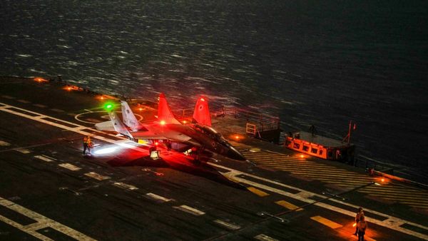 ಐಎನ್‌ಎಸ್ ವಿಕ್ರಾಂತ್‌ನಲ್ಲಿ ರಾತ್ರಿ ಯಶಸ್ವಿಯಾಗಿ ಲ್ಯಾಂಡ್ ಆದ ಮಿಗ್ -29ಕೆ ಫೈಟರ್ ಜೆಟ್- ವಿಡಿಯೋ