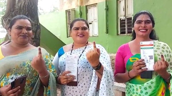 ಮತದಾನದ ಅವಕಾಶವನ್ನು ಯಾರೂ ಕಳೆದುಕೊಳ್ಳಬೇಡಿ: ಮಂಡ್ಯದಲ್ಲಿ ಮಂಗಳಮುಖಿಯರಿಂದ ಮನವಿ