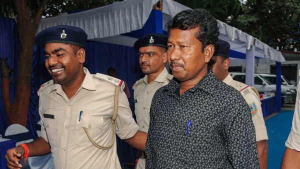 Ranchi: ಶಸ್ತ್ರಾಸ್ತ್ರಗಳ ಜೊತೆ ಐವರು ಶರಣಾದ ಮಾವೋವಾದಿಗಳು