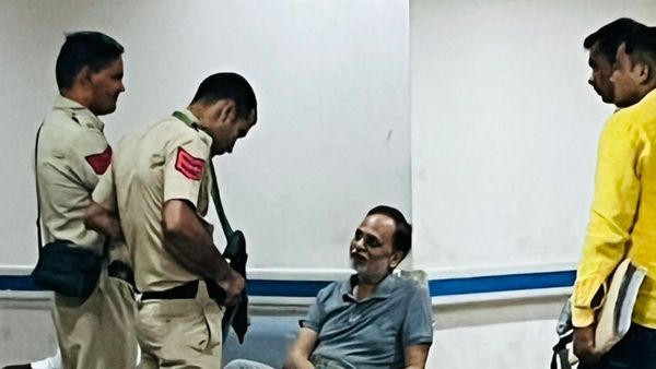 ಜೈಲಿನಲ್ಲಿ ಕುಸಿದುಬಿದ್ದ ಎಎಪಿ ಮಾಜಿ ಸಚಿವ ಸತ್ಯೇಂದ್ರ ಜೈನ್ ಸ್ಥಿತಿ ಗಂಭೀರ: ಆಮ್ಲಜನಕದ ಆಸರೆ