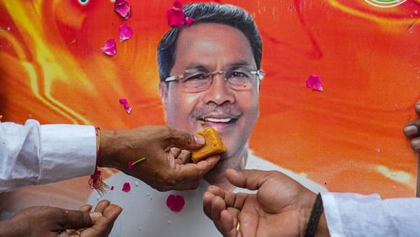 ಅತ್ತ ಸಿದ್ದರಾಮಯ್ಯ ಬೆಂಬಲಿಗರ ಸಂಭ್ರಮಾಚರಣೆ, ಇತ್ತ ಡಿಕೆ ಶಿವಕುಮಾರ್ ಬೆಂಬಲಿಗರಿಂದ ಪ್ರತಿಭಟನೆ