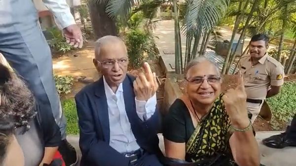 ಸರತಿ ಸಾಲಿನಲ್ಲಿ ನಿಂತು ಮತ ಚಲಾಯಿಸಿದ ನಾರಾಯಣಮೂರ್ತಿ-ಸುಧಾಮೂರ್ತಿ ದಂಪತಿ