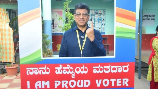 ಮತ ಚಲಾಯಿಸಿ ಫೋಟೋಗೆ ಫೋಸ್ ಕೊಟ್ಟ ಬಿಬಿಎಂಪಿ ಆಯುಕ್ತ ತುಷಾರ್ ಗಿರಿ ನಾಥ್