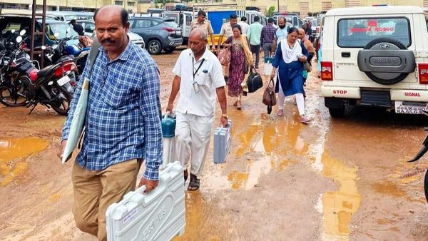 ಮತದಾನಕ್ಕೆ ಉತ್ತರ ಕನ್ನಡ ಸಜ್ಜು: ಇವಿಎಂನೊಂದಿಗೆ ಮತಗಟ್ಟೆಯತ್ತ ಹೆಜ್ಜೆ ಹಾಕಿದ ಸಿಬ್ಬಂದಿ!
