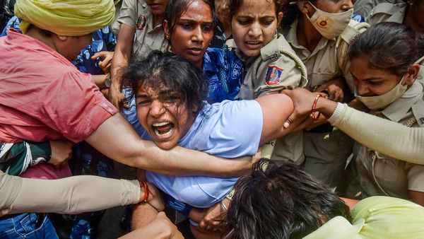 ದೇಶದ ಹೆಮ್ಮೆಯ ಕ್ರಿಡಾಪಟುಗಳನ್ನು ಹೀನಾಯವಾಗಿ ರಸ್ತೆಯಲ್ಲಿ ಎಳೆದಾಡಿದ ಪೊಲೀಸರು!