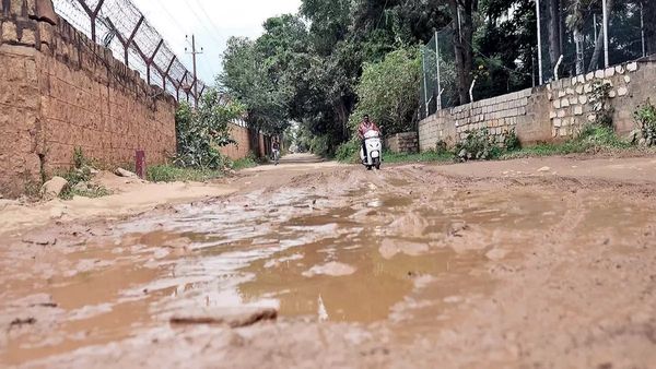 ಬೆಂಗಳೂರಿನ ಯೆಮಲೂರು-ಬೆಳ್ಳಂದೂರು ಕೆರೆ ಕೋಡಿ ರಸ್ತೆ ಬಂದ್: ವಾಹನ ಸವಾರರ ಪರದಾಟ