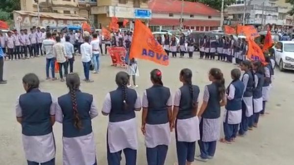 ಬಸ್‌ ಹತ್ತಲು ವಿದ್ಯಾರ್ಥಿಗಳ ಪರದಾಟ: ಶಕ್ತಿ ಯೋಜನೆ ವಿರುದ್ಧ ಎಬಿವಿಪಿ ಪ್ರತಿಭಟನೆ