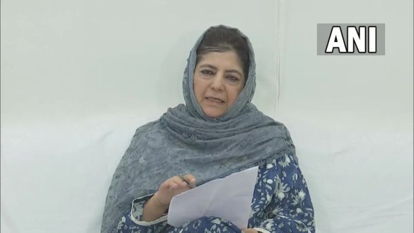 ಸೇನೆಯ ಯೋಧರು ಮಸೀದಿಗೆ ನುಗ್ಗಿ ಜನರನ್ನು ಜೈ ಶ್ರೀರಾಮ್ ಹೇಳುವಂತೆ ಒತ್ತಾಯಿಸುತ್ತಿದ್ದಾರೆ: ಮೆಹಬೂಬಾ ಮುಫ್ತಿ