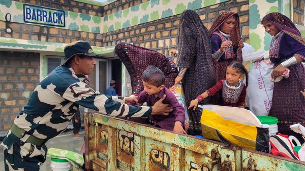 Cyclone Biparjoy: ಬಿಪರ್‌ಜೋಯ್ ಚಂಡಮಾರುತಕ್ಕೆ 22 ಗಾಯಾಳು, ಕತ್ತಲಲ್ಲಿ ಮುಳುಗಿದ 940 ಹಳ್ಳಿಗಳು