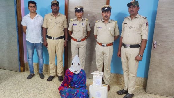 ಚಾಮರಾಜನಗರ: ಅಕ್ರಮವಾಗಿ ಮದ್ಯ ಮಾರುತ್ತಿದ್ದ ಮಹಿಳೆಗೆ ಕೋಳ ತೊಡಿಸಿದ ಅಬಕಾರಿ ಪೊಲೀಸರು