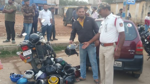 ಫುಲ್‌ ಹೆಲ್ಮೆಟ್‌ ಹಾಕ್ತೀರ ಅಥವಾ ಇಷ್ಟು ರೂ. ದಂಡ ಕಟ್ತೀರಾ.. ಹೇಳಿ?: ಚಿಕ್ಕಮಗಳೂರಿನಲ್ಲಿ ಬೈಕ್‌ ಸವಾರರಿಗೆ ಪೊಲೀಸರ ಪ್ರಶ್ನೆ
