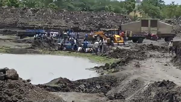 ಕುಂದಗೋಳ: ಯರೇಬೂದಿಹಾಳದಲ್ಲಿ ಜನಪ್ರತಿನಿಧಿಗಳಿಗೆ ಸೆಡ್ಡು ಹೊಡೆದು ಕೆರೆ ಹೂಳೆತ್ತಿದ್ದ ಗ್ರಾಮಸ್ಥರು