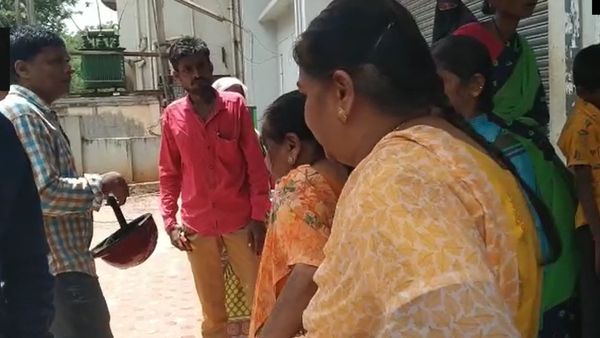 Congress guarantees: ದಾಖಲೆ ತಿದ್ದುಪಡಿಗಾಗಿ ಹುಬ್ಬಳ್ಳಿಯಲ್ಲಿ ಆಧಾರ್ ಸೇವಾ ಕೇಂದ್ರದ ಮುಂದೆ ಜನರ ನೂಕುನುಗ್ಗಲು