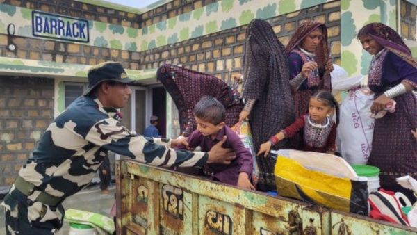 Cyclone Biparjoy: ಬಿಪರ್‌ಜಾಯ್ ಚಂಡಮಾರುತದ ಅಬ್ಬರ; ಗುಜರಾತ್‌ನ 33 ಜಿಲ್ಲೆಗಳ ಸಹಾಯವಾಣಿ ಸಂಖ್ಯೆ ಇಲ್ಲಿದೆ!