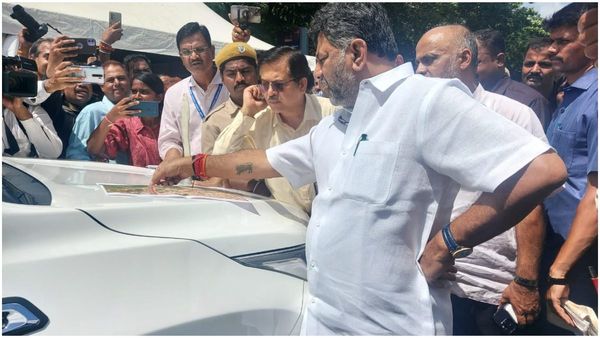 ಬೆಂಗಳೂರು ಟ್ರಾಫಿಕ್‌ ಸಮಸ್ಯೆ ಕೊನೆಗಾಣಿಸಲು ಡಿಕೆಶಿ ಸಂಕಲ್ಪ: ನಗರ ಪ್ರದಕ್ಷಿಣೆ, ಅಧಿಕಾರಿಗಳ ಜೊತೆ ಸಭೆ