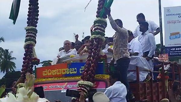 ರಾಮನಗರ: ಕಚ್ಚಿದ ಸೇಬನ್ನು ಜನರತ್ತ ಎಸೆದ ಡಿಸಿಎಂ ಡಿ.ಕೆ.ಶಿವಕುಮಾರ್