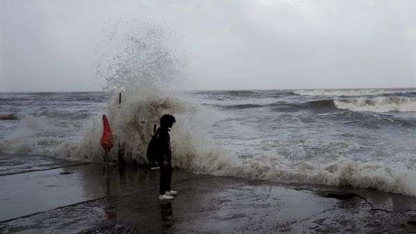 Cyclone Biparjoy: ಭೀಕರ ಚಂಡಮಾರುತದ ಅಬ್ಬರ; ಗುಜರಾತ್‌ನ ದ್ವಾರಕಾಧೀಶ್ ದೇವಾಲಯ ಬಂದ್‌