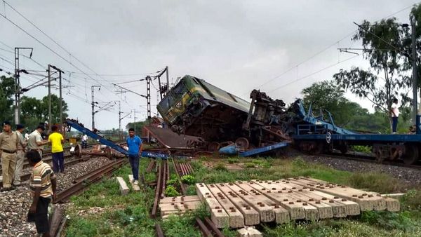 2 ಗೂಡ್ಸ್ ರೈಲುಗಳ ನಡುವೆ ಮುಖಾಮುಖಿ ಡಿಕ್ಕಿ, ಹಳಿ ತಪ್ಪಿದ 12 ಬೋಗಿ