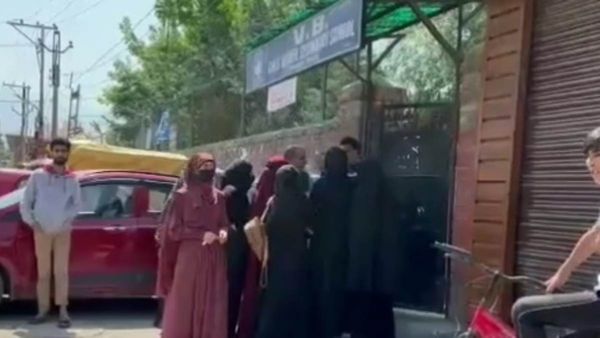 Hijab ban: ಶ್ರೀನಗರದ ಹಿಂದೂ ಶಾಲೆಯಲ್ಲಿ ಹಿಜಾಬ್‌ ನಿಷೇಧ: ಬಾಲಕಿಯರ ಪ್ರತಿಭಟನೆ