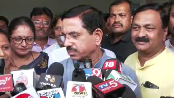 ಕಿಮ್ಸ್‌ ಆಸ್ಪತ್ರೆಗೆ 1,100 ಸಿಬ್ಬಂದಿ ನೇಮಿಸುವಂತೆ ರಾಜ್ಯ ಸರ್ಕಾರಕ್ಕೆ ಮನವಿ ಮಾಡ್ತೇನೆ: ಪ್ರಲ್ಹಾದ್ ಜೋಶಿ