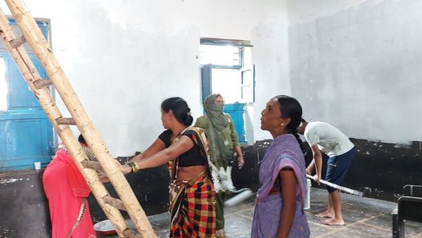 ಹುಬ್ಬಳ್ಳಿ: ಸರ್ಕಾರಿ ಶಾಲೆಗಳ ಅಂದ ಹೆಚ್ಚಿಸಿದ ಮಹಿಳಾ ತಂಡ, ಭಾರೀ ಮೆಚ್ಚುಗೆ