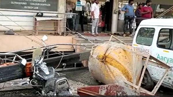 ಹುಬ್ಬಳ್ಳಿಯಲ್ಲಿ ಪ್ಲೈಓವರ್ ನಿರ್ಮಾಣ ಕಾಮಗಾರಿ ವೇಳೆ ನೆಲಕ್ಕುರುಳಿದ ಕ್ರೇನ್